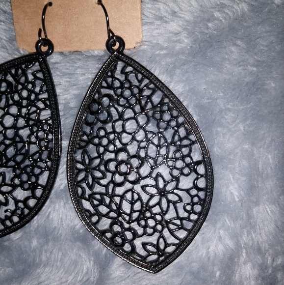 Floral Hollow Leaf Shaped Drop Earrings - Picture 4 of 8